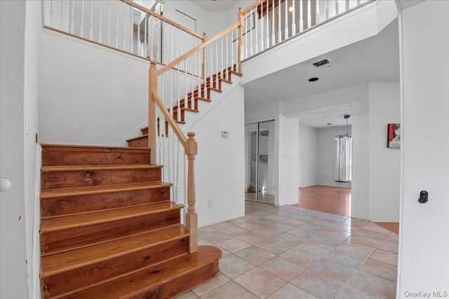 205 Fairfield Drive E, Holbrook, NY 11741