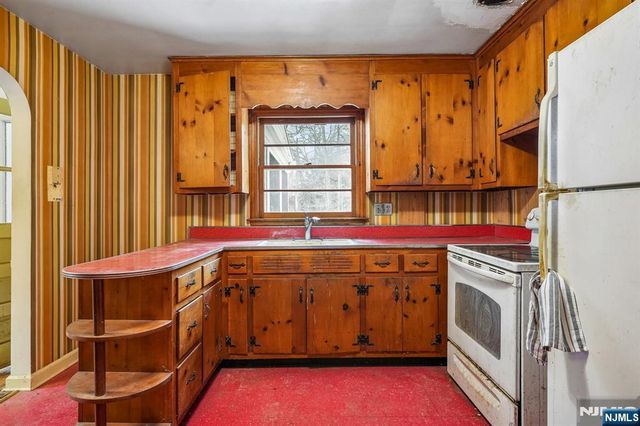 22 Springbrook Road, Livingston, NJ 07039