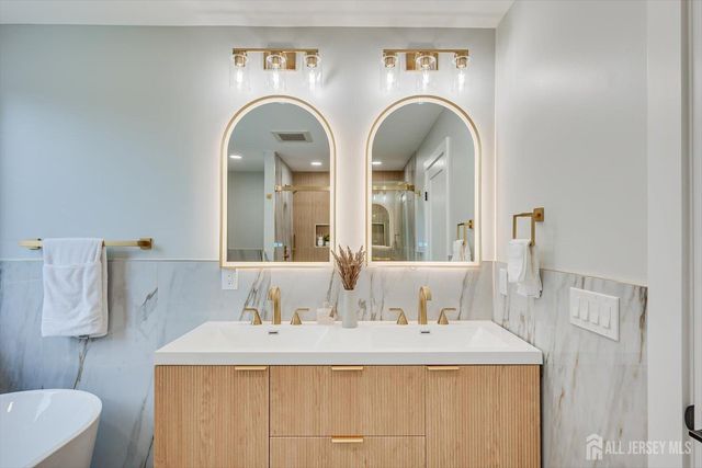 54 Nevsky Street, Edison, NJ 08820