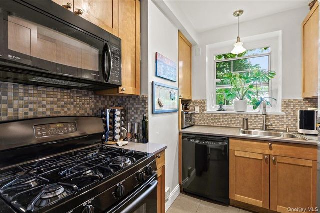 1360 Midland Avenue TE, Bronxville, NY 10708