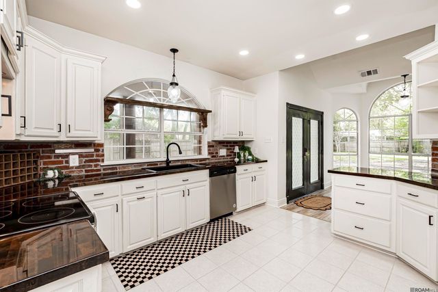 1959 Fairview Dr, Port Allen, LA 70767