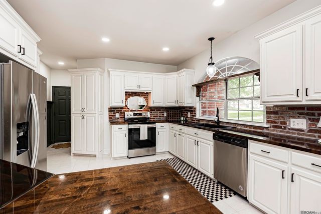 1959 Fairview Dr, Port Allen, LA 70767