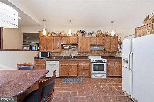 450 WARWICK DR, Wyomissing, PA 19610