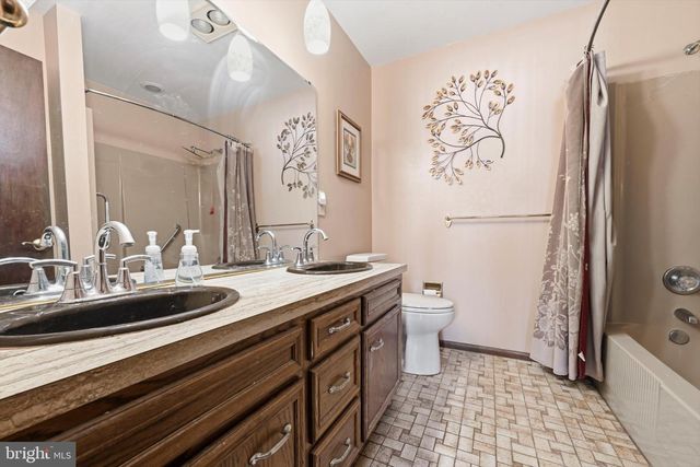 450 WARWICK DR, Wyomissing, PA 19610