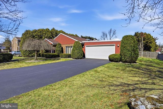 450 WARWICK DR, Wyomissing, PA 19610