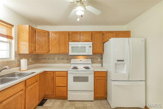 11 Glenmoor Court, Bethalto, IL 62010