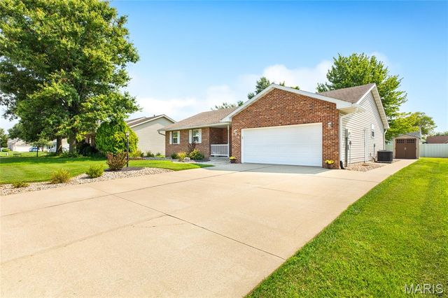 11 Glenmoor Court, Bethalto, IL 62010