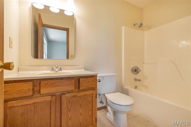 11 Glenmoor Court, Bethalto, IL 62010
