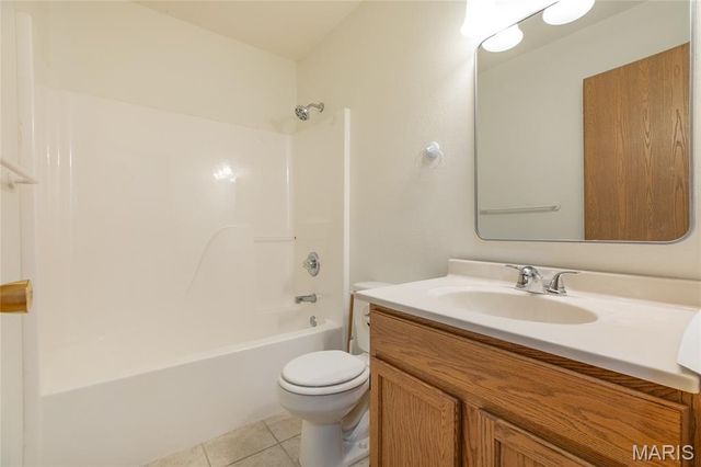 11 Glenmoor Court, Bethalto, IL 62010