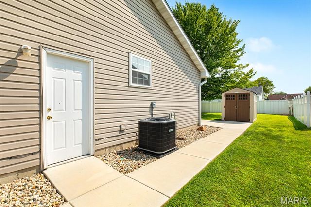 11 Glenmoor Court, Bethalto, IL 62010