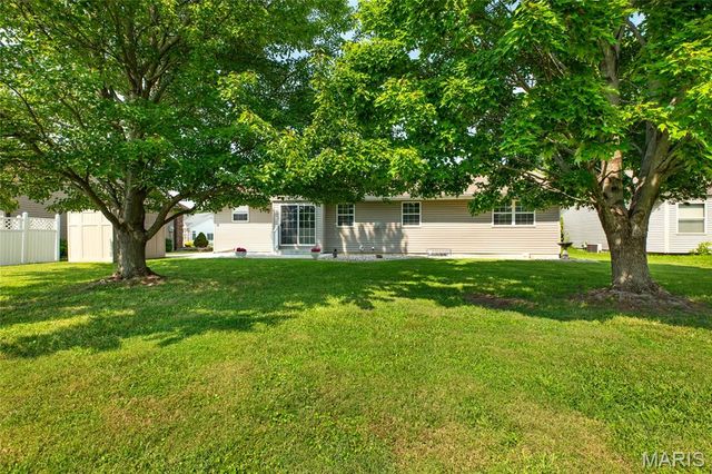 11 Glenmoor Court, Bethalto, IL 62010