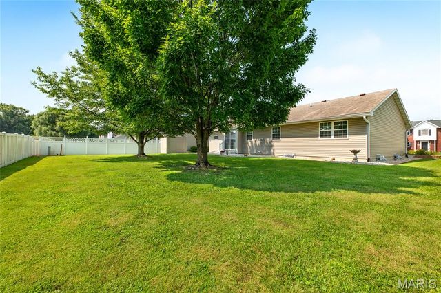 11 Glenmoor Court, Bethalto, IL 62010