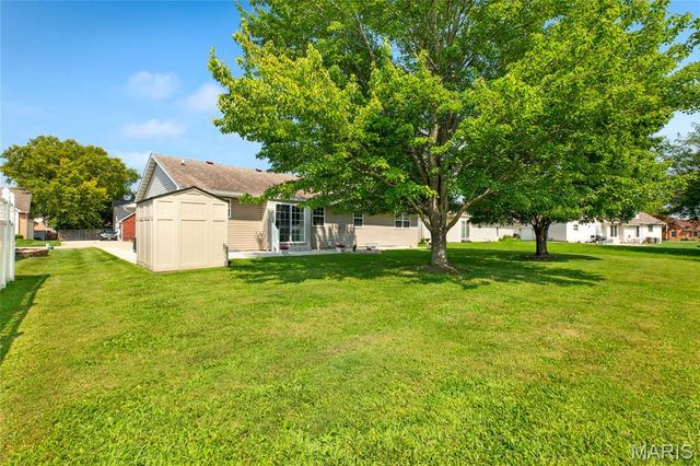 11 Glenmoor Court, Bethalto, IL 62010
