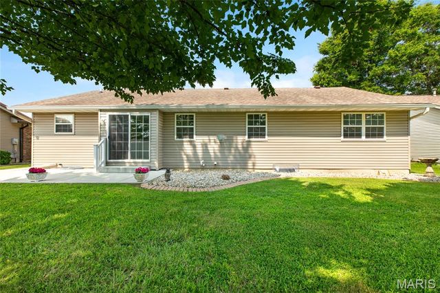 11 Glenmoor Court, Bethalto, IL 62010