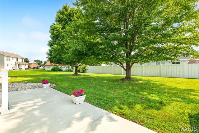 11 Glenmoor Court, Bethalto, IL 62010