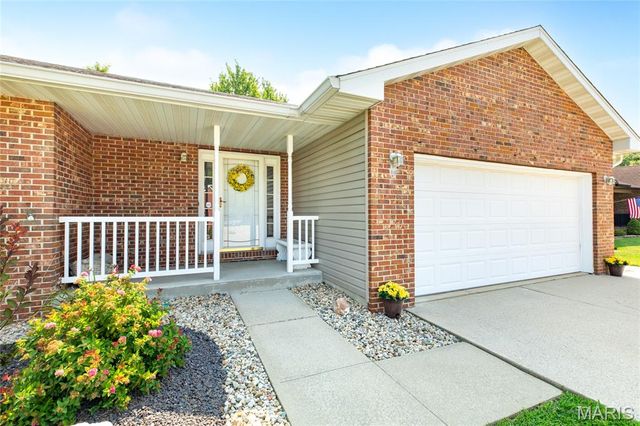 11 Glenmoor Court, Bethalto, IL 62010