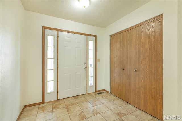 11 Glenmoor Court, Bethalto, IL 62010