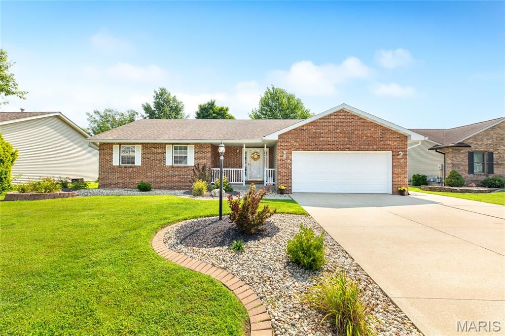 11 Glenmoor Court, Bethalto, IL 62010