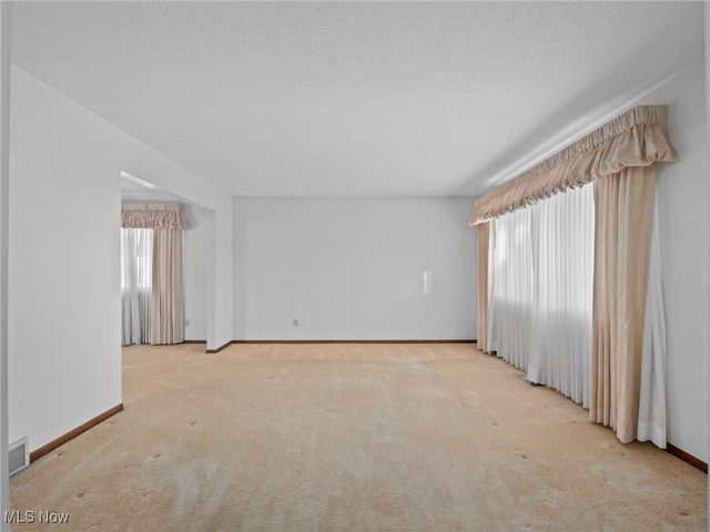 4250 Dawncliff Drive, Brooklyn, OH 44144