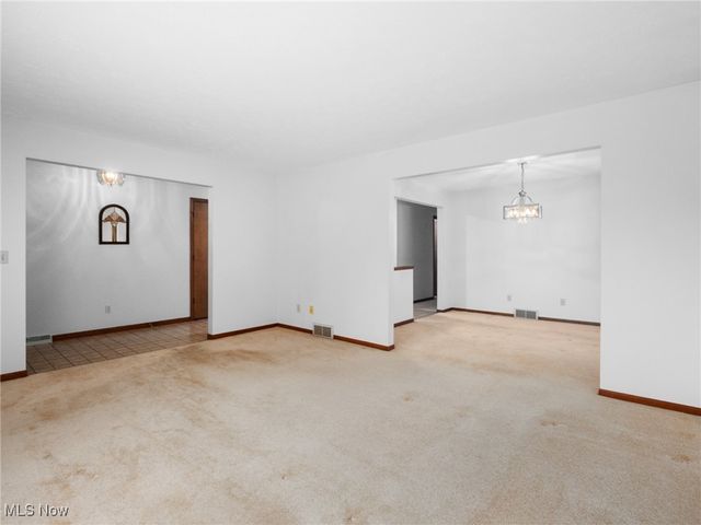 4250 Dawncliff Drive, Brooklyn, OH 44144