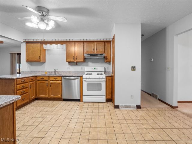 4250 Dawncliff Drive, Brooklyn, OH 44144