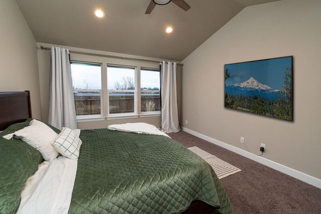 1811 NE 3rd Street, Redmond, OR 97756