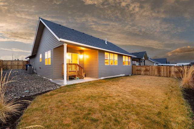 1811 NE 3rd Street, Redmond, OR 97756