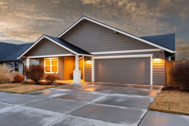 1811 NE 3rd Street, Redmond, OR 97756