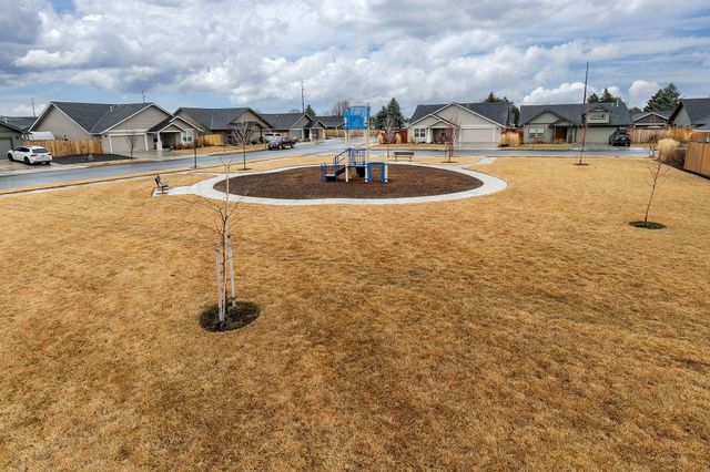 1811 NE 3rd Street, Redmond, OR 97756