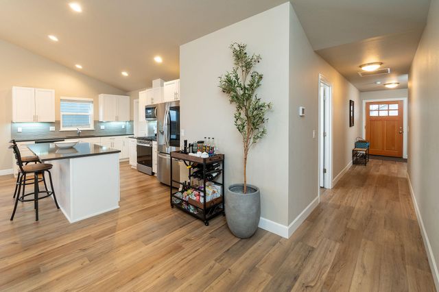 1811 NE 3rd Street, Redmond, OR 97756