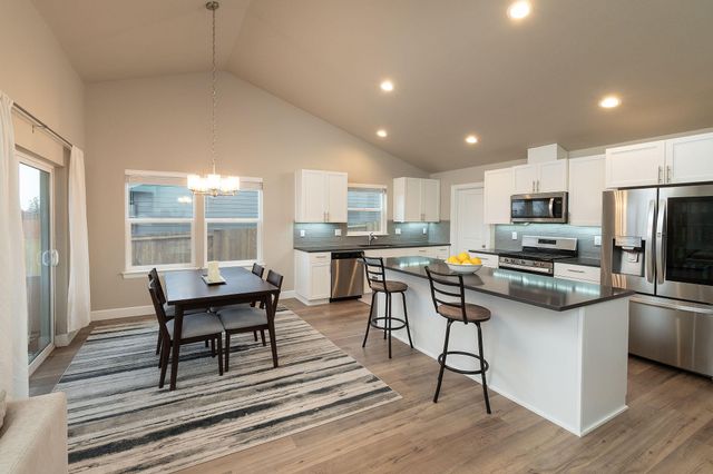 1811 NE 3rd Street, Redmond, OR 97756