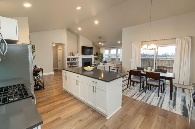 1811 NE 3rd Street, Redmond, OR 97756