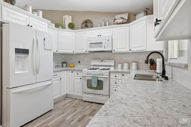 4601 Grazing Avenue, Bakersfield, CA 93312