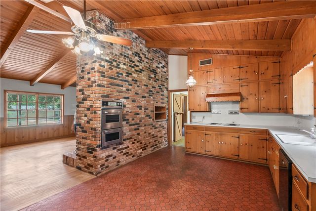 2102 Wayside Drive, Bryan, TX 77802