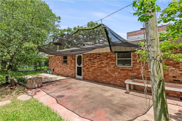 2102 Wayside Drive, Bryan, TX 77802