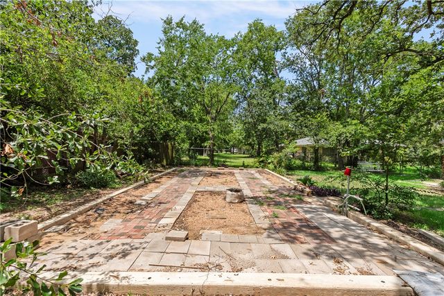 2102 Wayside Drive, Bryan, TX 77802