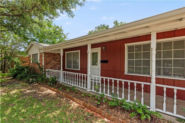 2102 Wayside Drive, Bryan, TX 77802