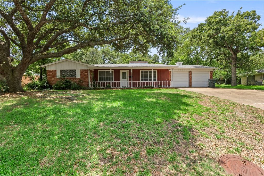 2102 Wayside Drive, Bryan, TX 77802