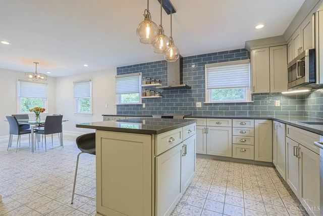 1242 Garden Circle, Wyoming, OH 45215