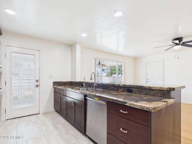 3122 E Shangri La Road, Phoenix, AZ 85028