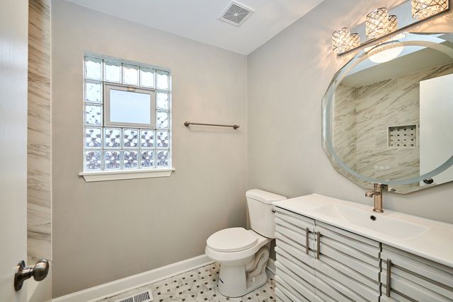 1506 E 72nd Place, Chicago, IL 60619