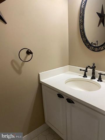6 WYCKOFF DR, Pennington, NJ 08534
