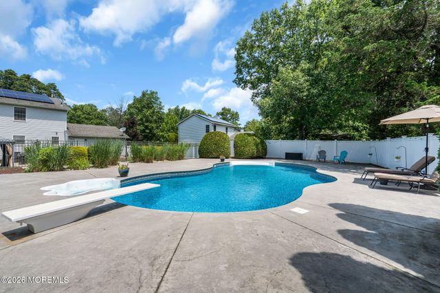 6 Harvest Court, Jackson, NJ 08527