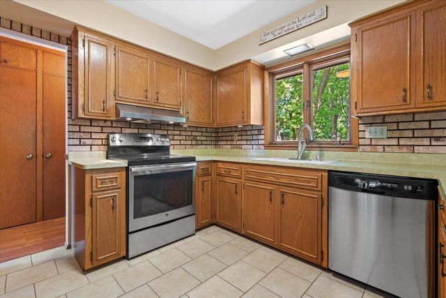 N89W17089 Highland COURT, Menomonee Falls, WI 53051