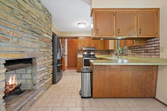 N89W17089 Highland COURT, Menomonee Falls, WI 53051
