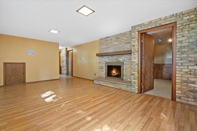 N89W17089 Highland COURT, Menomonee Falls, WI 53051