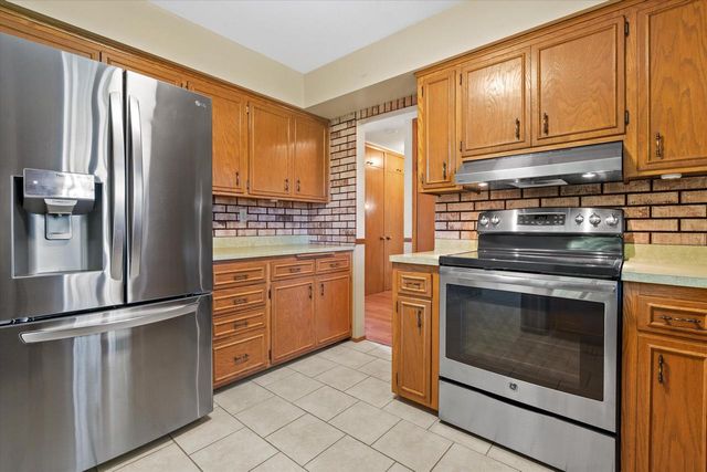 N89W17089 Highland COURT, Menomonee Falls, WI 53051