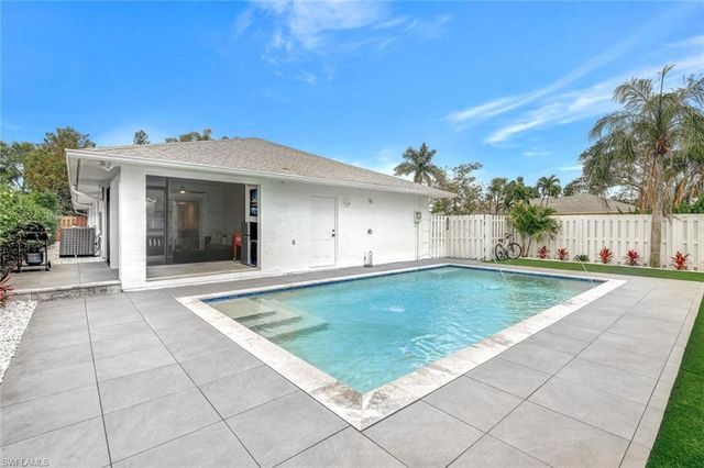 596 105th AVE N, Naples, FL 34108