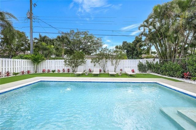 596 105th AVE N, Naples, FL 34108