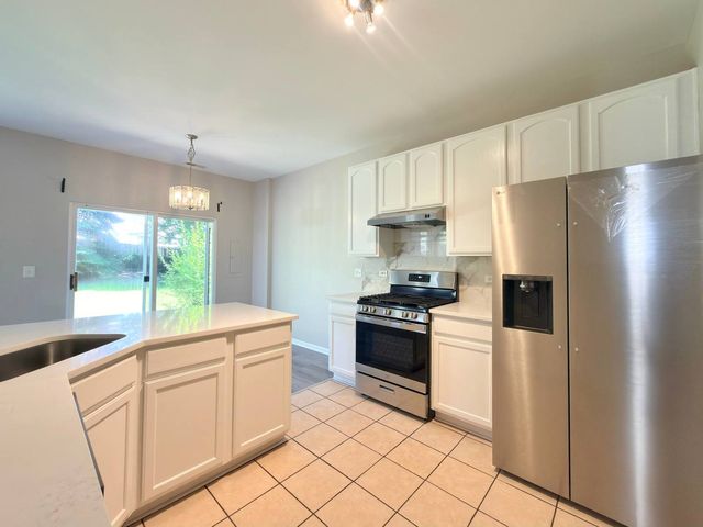 3989 BLACKSTONE Drive 3989, Aurora, IL 60504
